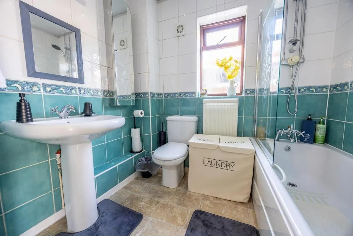 Kingsholm Sunnyvibes 2 Bedrooms Free Parking 3 Plus Nights Deal Gloucester 0*,